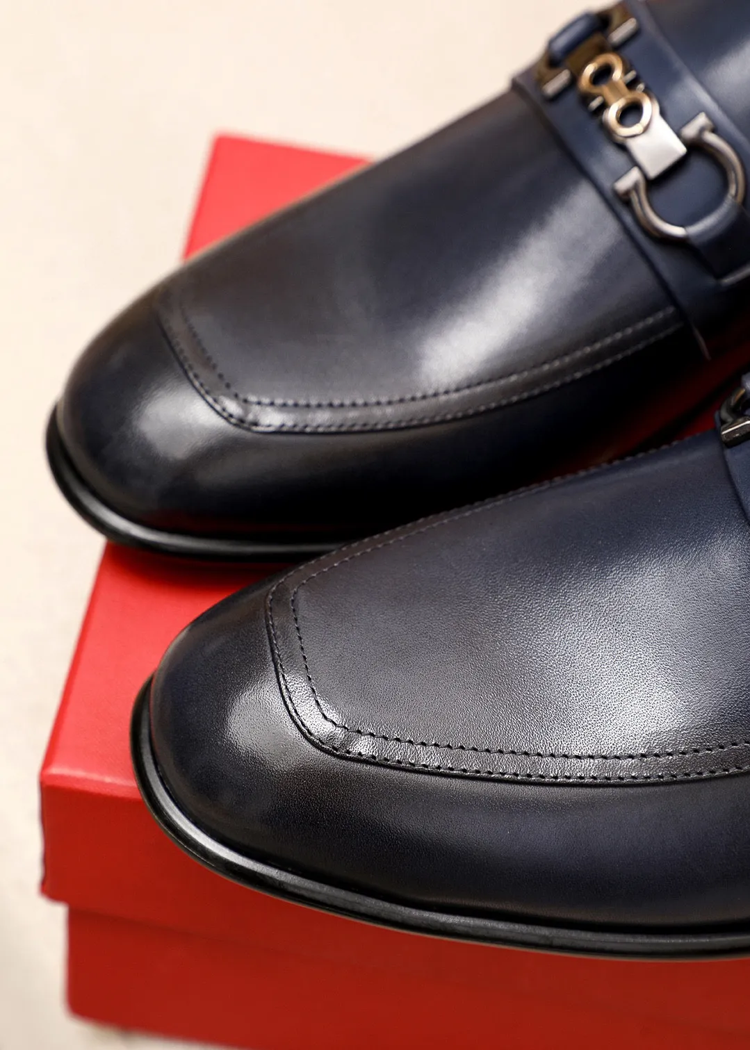 Men's shoes 💰462 💐 Product trademark: Ferragamo "Ferragamo" casual leather shoes Regular size: 38-44 (45.46.47🉑️Customized) Product materials: Selected imported calfskin upper + classic hardware buckle, imported water-dyed cow leather lining. Strong three-dimensional visual effect, original outsole color: 1⃣️color optional